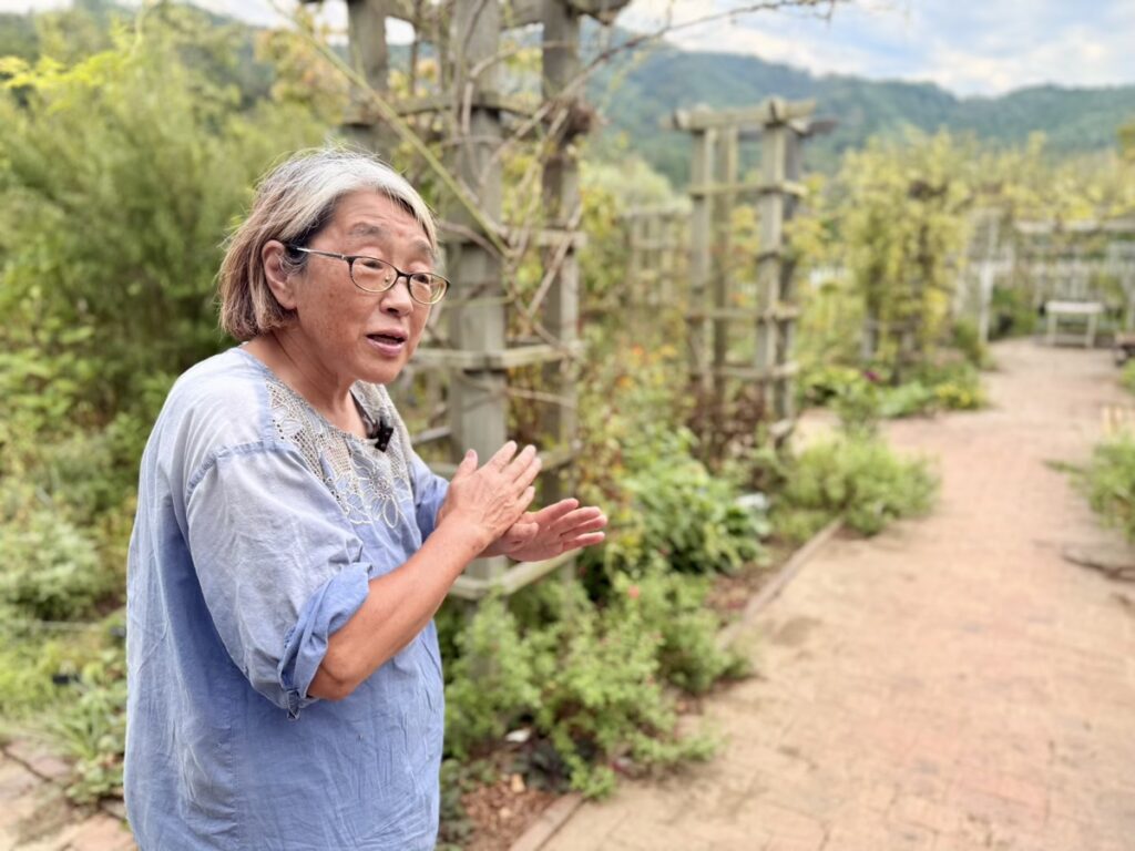 徳水利枝さん(雄勝花物語代表理事)。取材時の様子