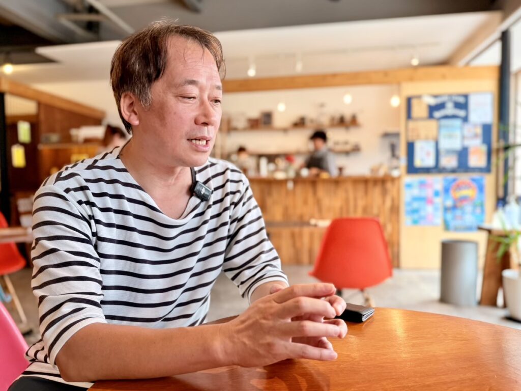 松村豪太さん(ISHINOMAKI 2.0 代表理事)。取材時の様子