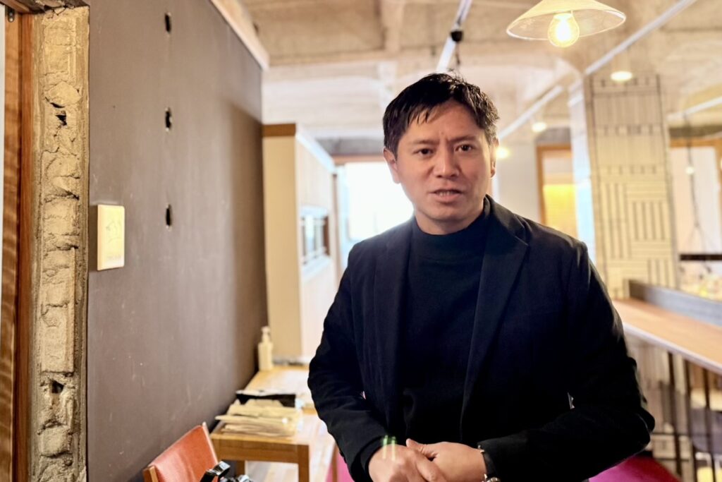 たじみDMO COO 小口英二さん 取材の様子