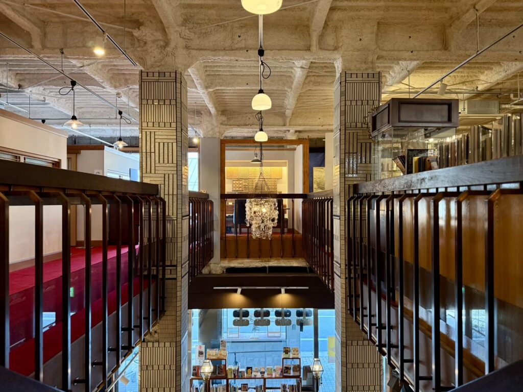 ヒラクビル館内のメガネレンズのシャンデリア