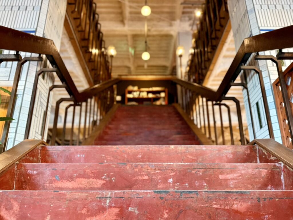 ヒラクビル館内 階段