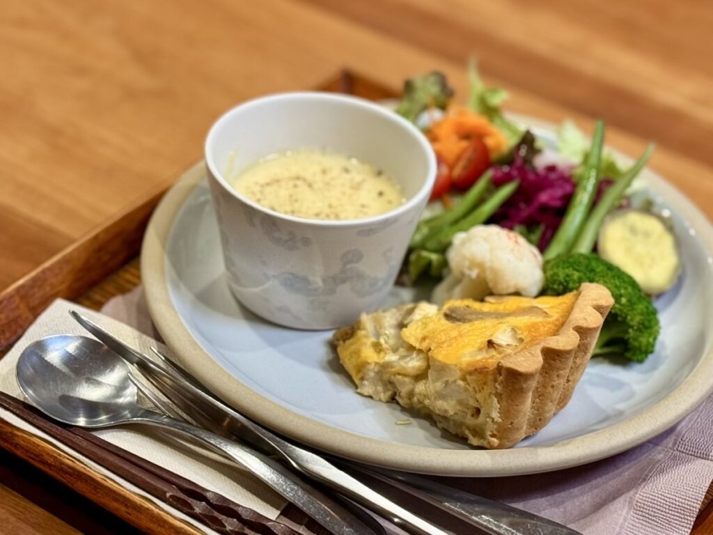 ヒラクビル館内 喫茶わに 美濃焼の器に盛り付けられた定食