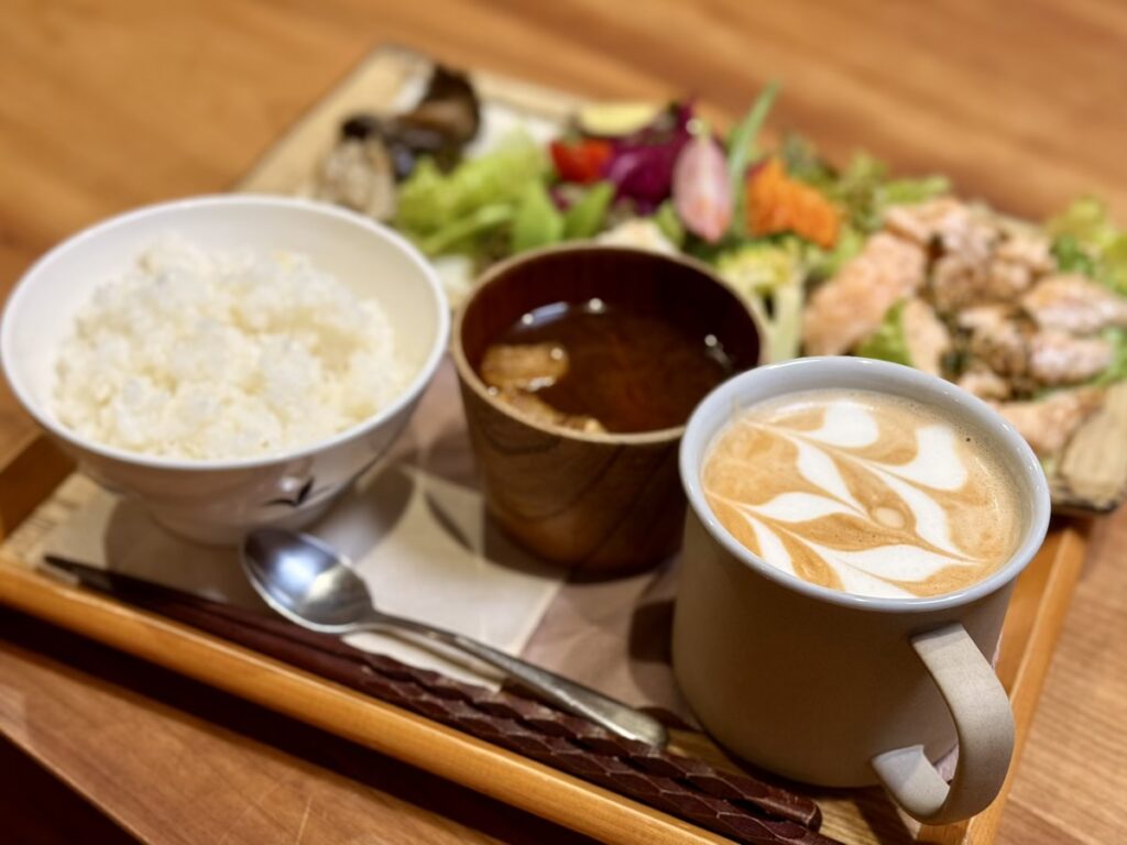 ヒラクビル館内 喫茶わに 美濃焼の器に盛り付けられた定食