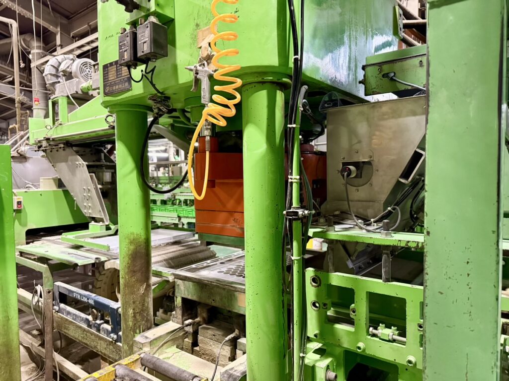 タイルの乾式プレス成形の様子