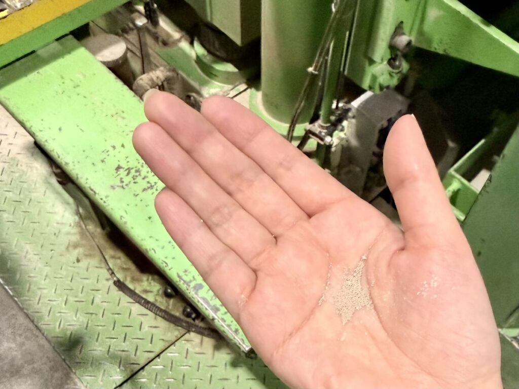 タイルの乾式プレス成形の様子