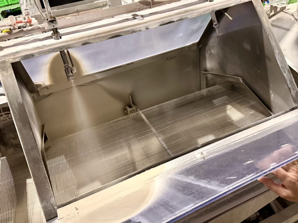 タイルに釉薬をかける工程