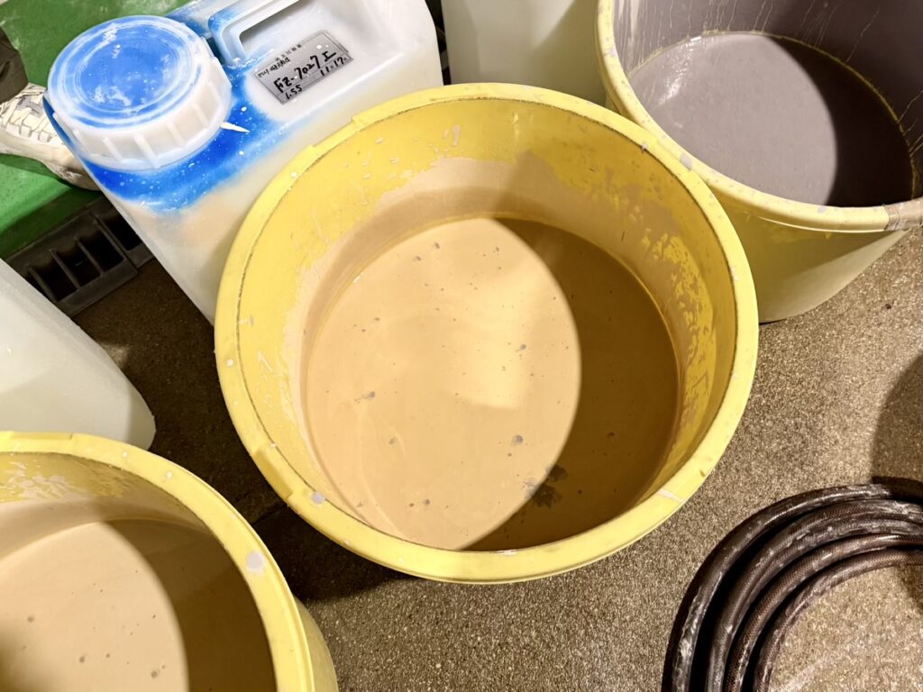 タイルに釉薬をかける工程