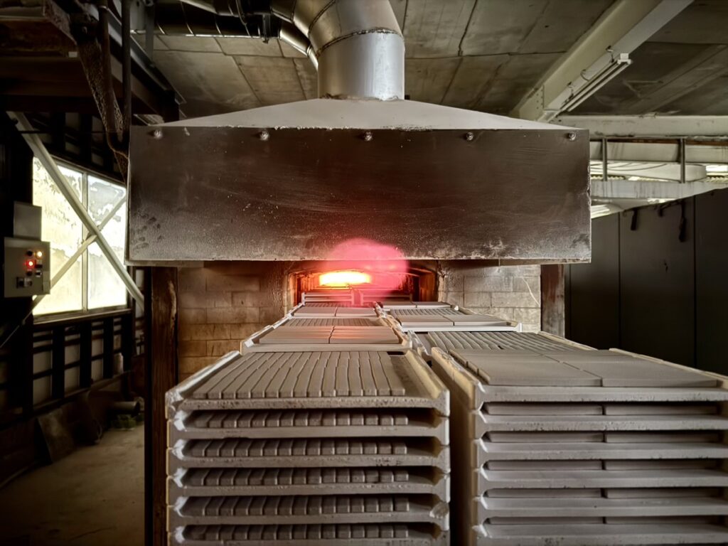 工場内のトンネル窯