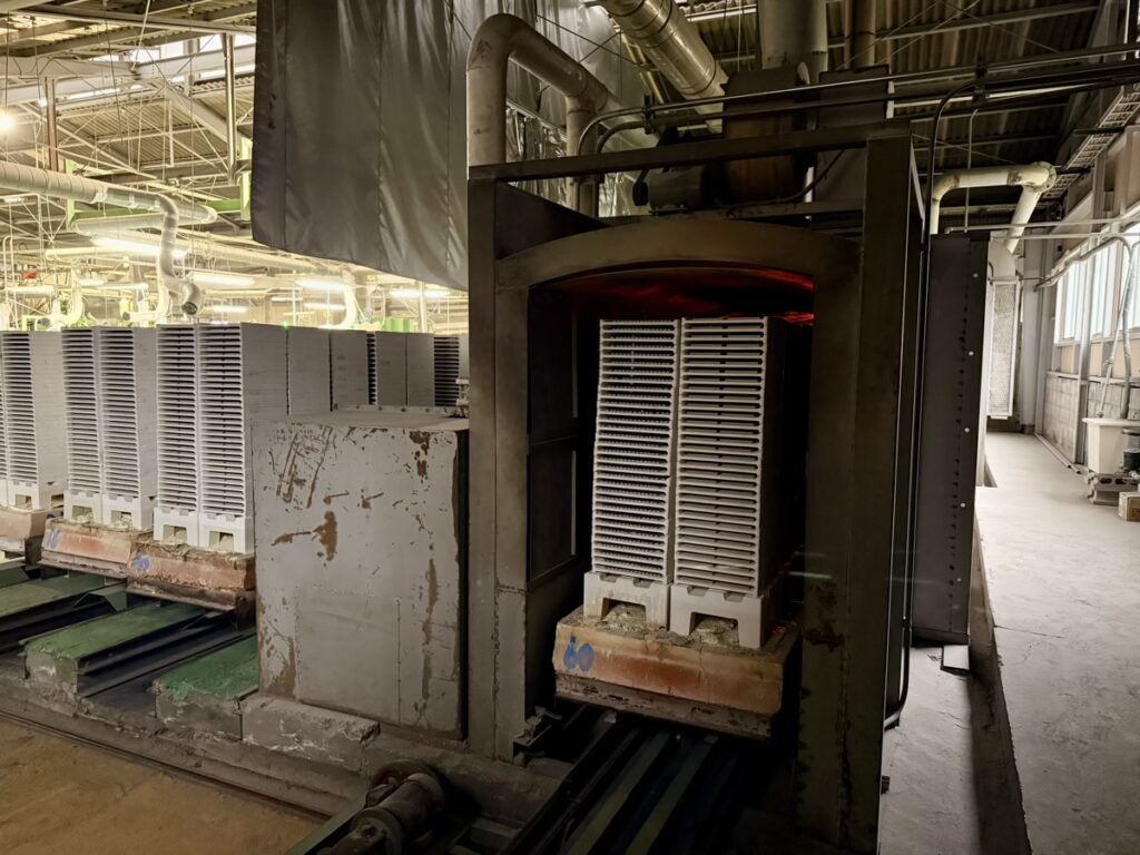 工場内のトンネル窯