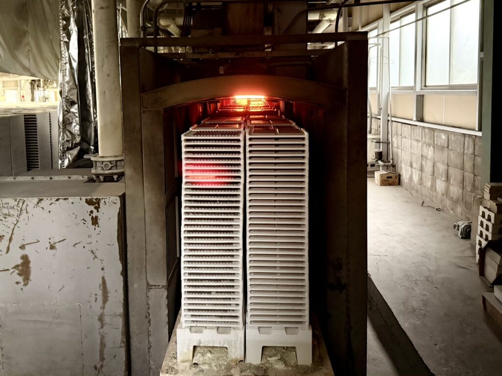 工場内のトンネル窯