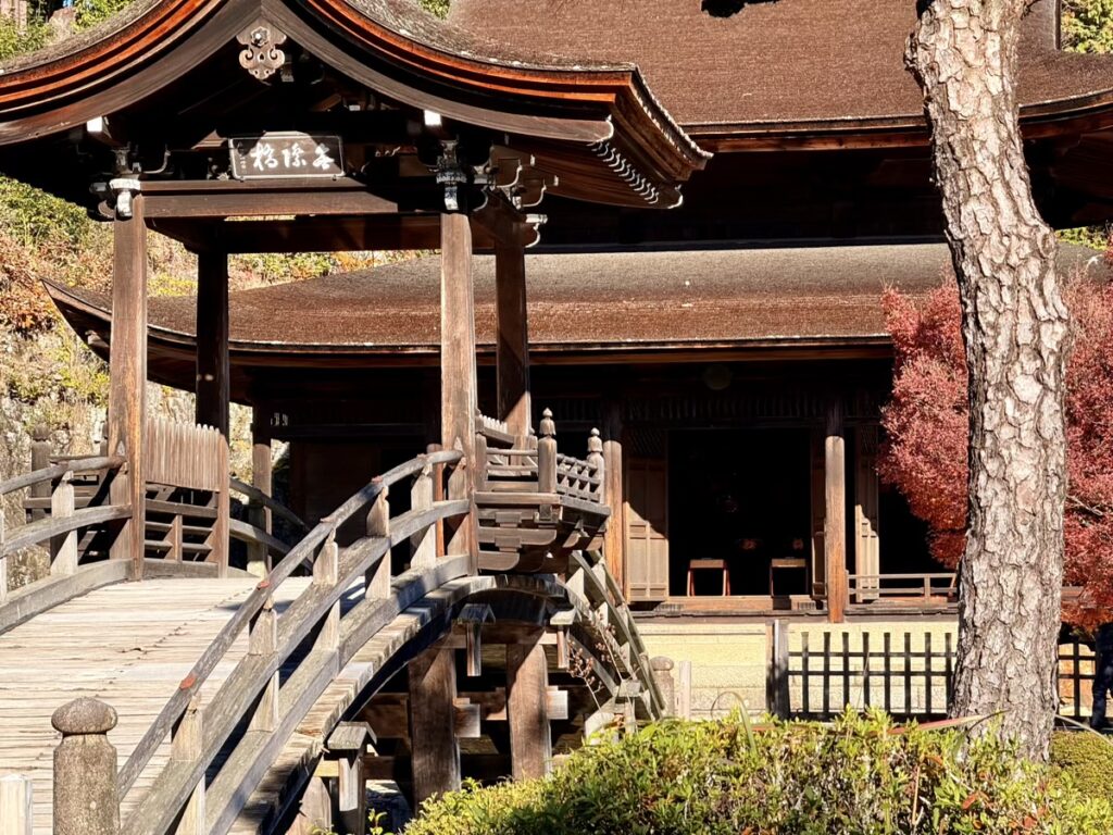 昼間の虎渓山永保寺の境内