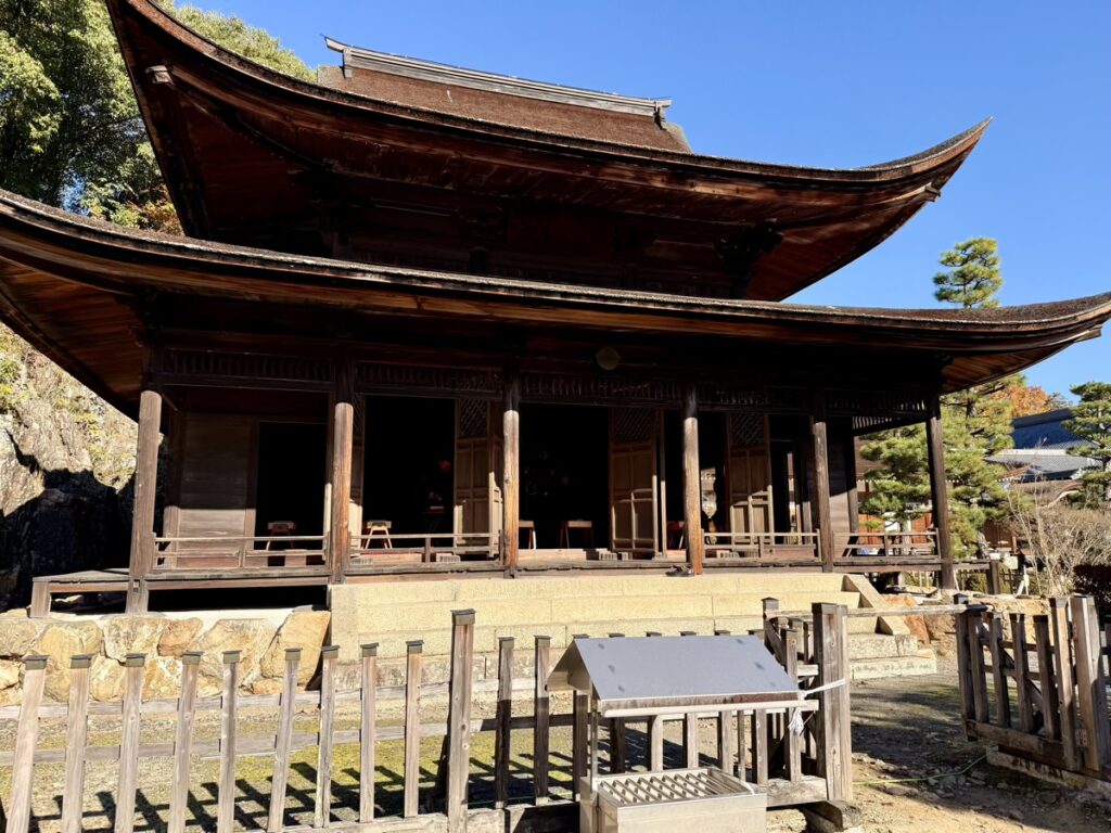 昼間の虎渓山永保寺の境内