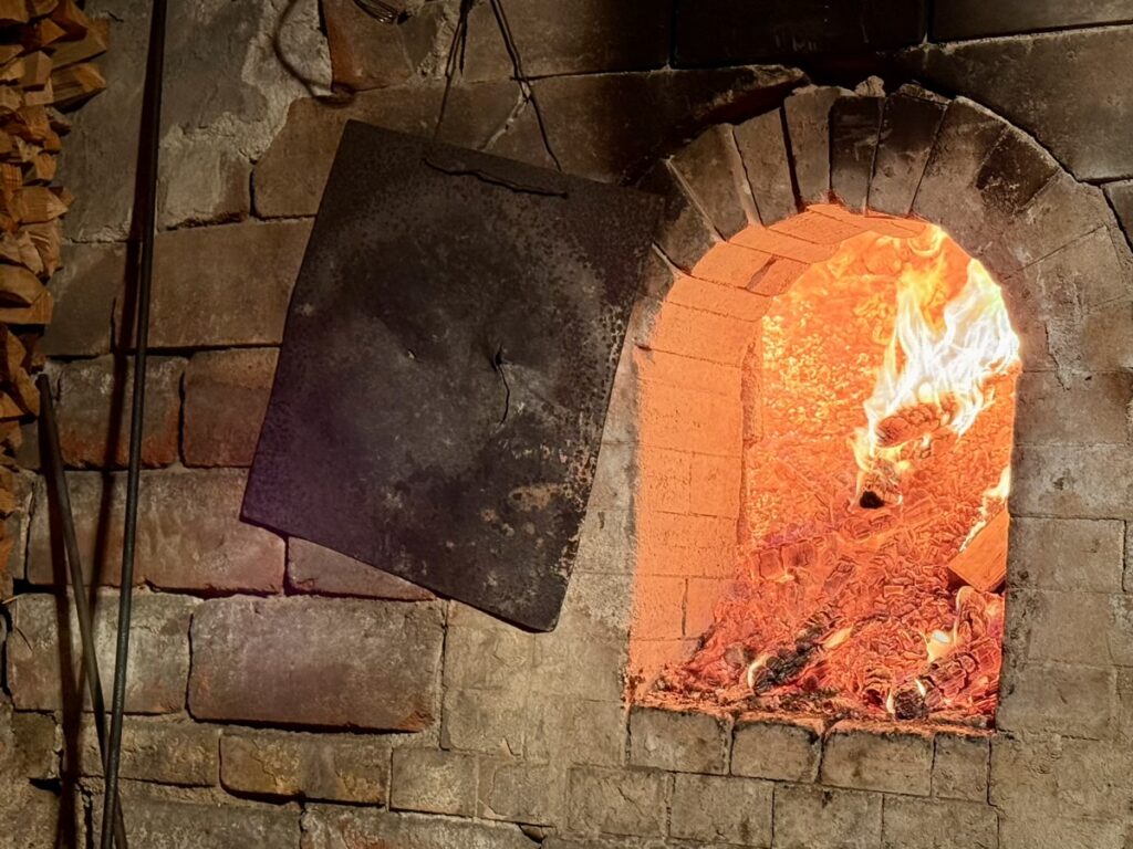 ヴォイス工房の穴窯