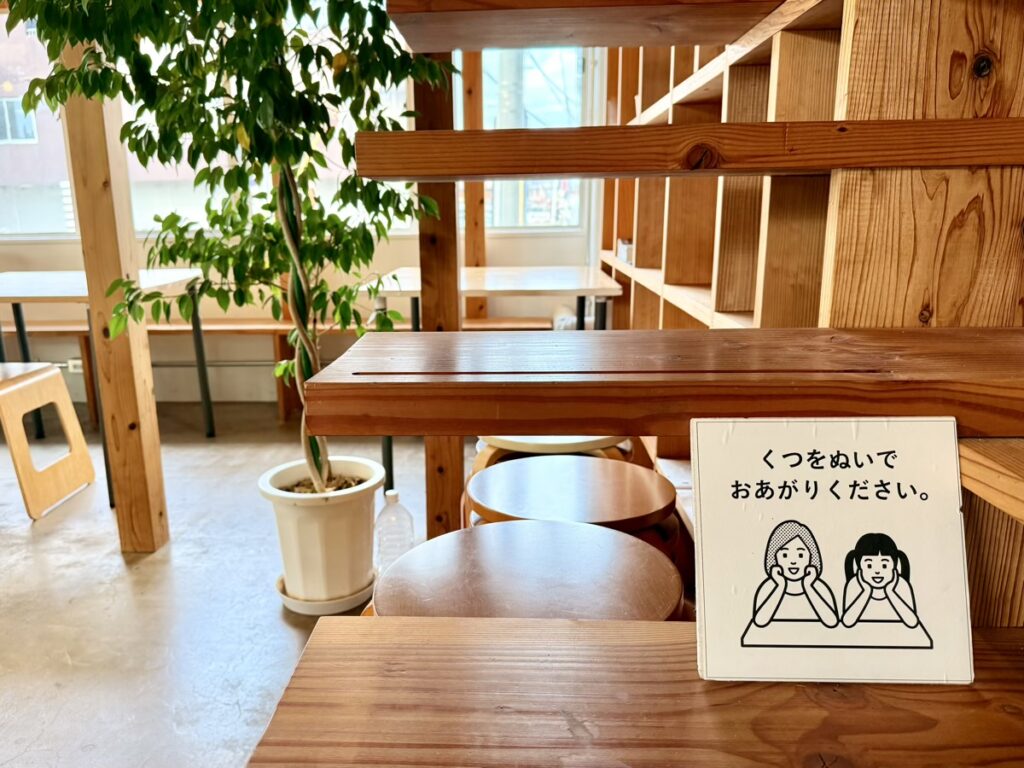 オープンコミュニティースペース 階段