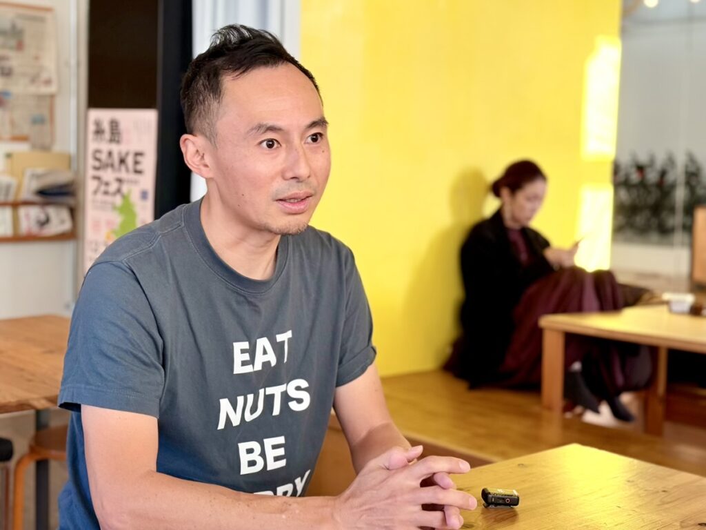 福島 良治（ふくしま・りょうじ）さん（いとしまコンシェル合同会社 代表社員）取材時の様子