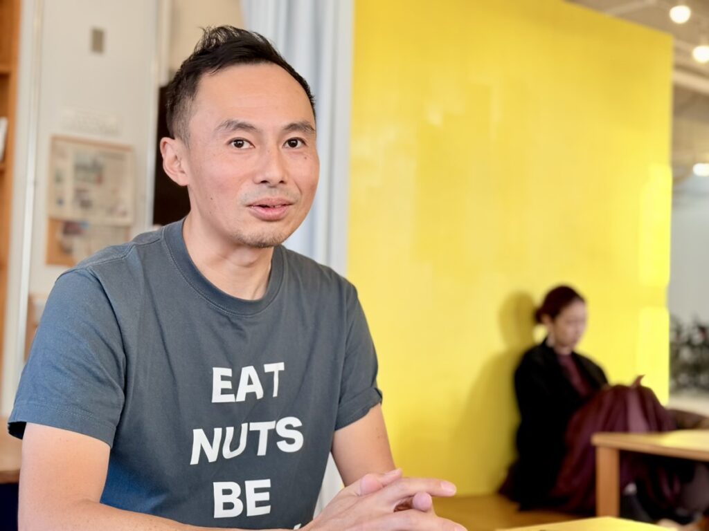 福島 良治（ふくしま・りょうじ）さん（いとしまコンシェル合同会社 代表社員）取材時の様子