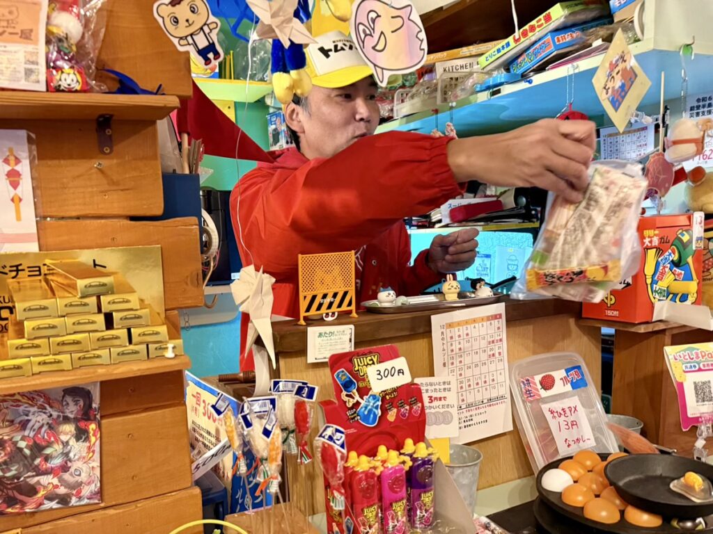新スタイル駄菓子屋 トムソー屋 店主の鬼嶋幸治さん