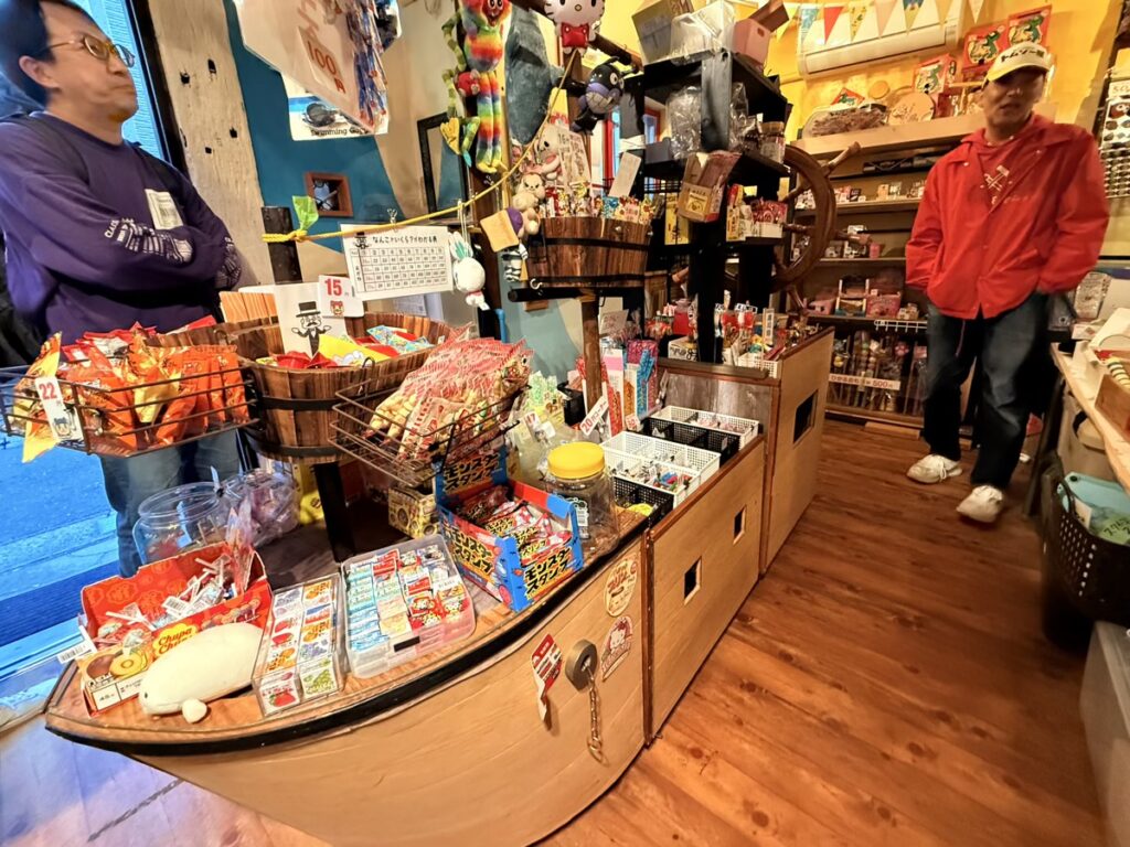 新スタイル駄菓子屋 トムソー屋 木の船