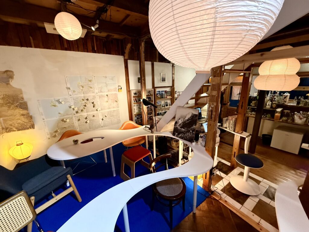 山とスナック 店内