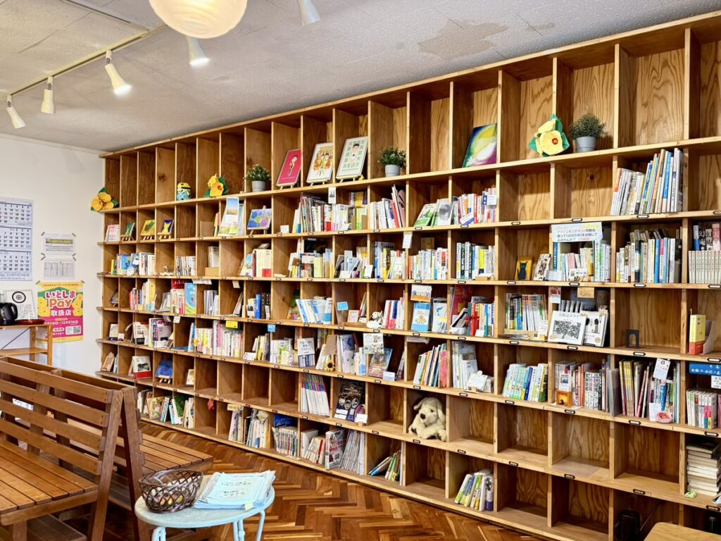 MAEBARU BOOK STACKS 「糸島の顔がみえる本屋さん」