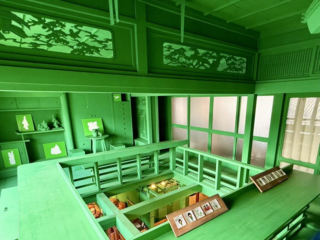 木と古物のお店 燕舎 2階