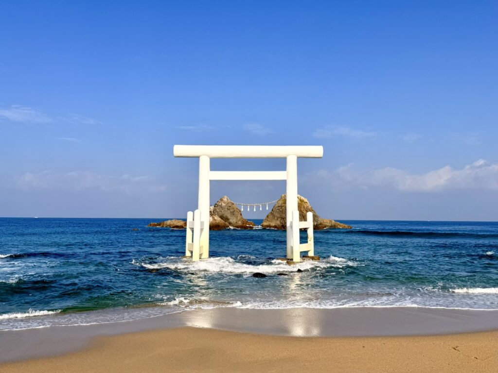 桜井二見ヶ浦 白い鳥居と夫婦岩